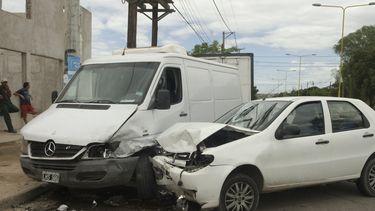 Violento choque terminó una conductora lesionada