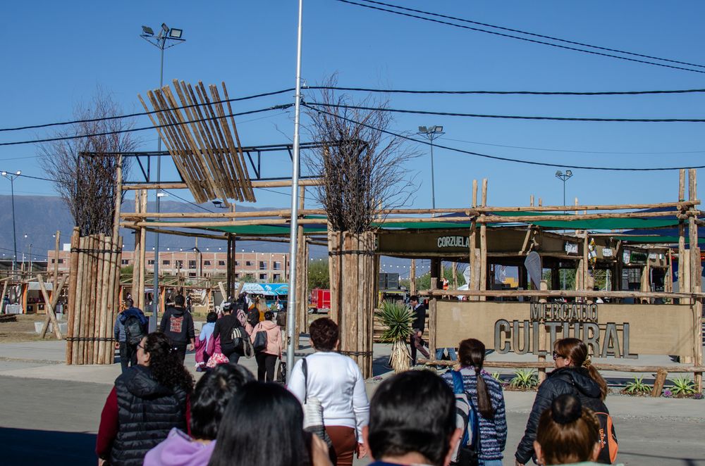 Poncho 2026: el Mercado Cultural se expande y suma más artistas, emprendedores y propuestas gastronómicas