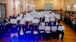 Emoción en acto de colación: 75 historias y el esfuerzo de permanecer hasta alcanzar el sueño