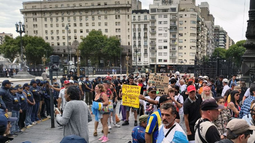 Incidentes en la marcha de jubilados frente al Congreso: detuvieron al padre Paco Olveira Incidentes en la marcha de jubilados frente al Congreso: detuvieron al padre Paco Olveira
