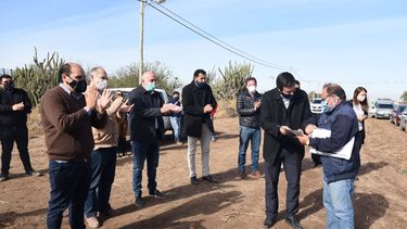 Saadi entregó terrenos para construir viviendas