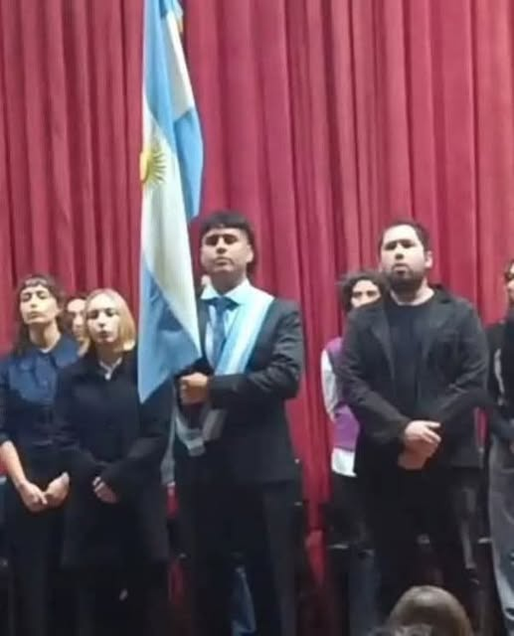 Orgullo. El joven de Andalgalá, es abanderado de la facultad de Arte
