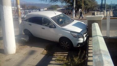 Un auto quedó incrustado en un puente