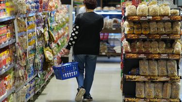 La inflación sigue bajando, pero acumuló un 287% en 12 meses