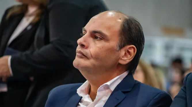 Gustavo Saadi firmó el decreto que incorpora 525 municipales a planta permanente