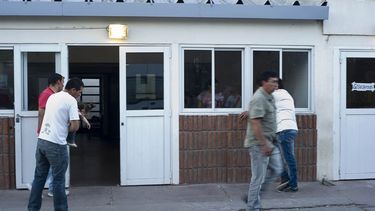 Un hombre se cortó la pierna con una motosierra