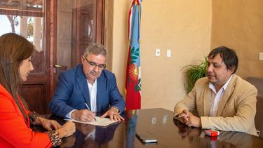 Raúl Jalil. Formalizó el traspaso de los terrenos del Parque Industrial al municipio de Tinogasta. &nbsp;