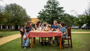 Facundo Arana, su mujer e hijos, en el bello San Antonio de Paclín.&nbsp;