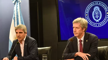 dolares en el colchon: cuantos tienen en el exterior caputo y los demas funcionarios del gabinete