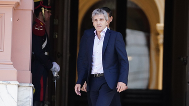 Luis Caputo perdió casi USD 600 millones de reservas y pidió un salvataje urgente al FMI