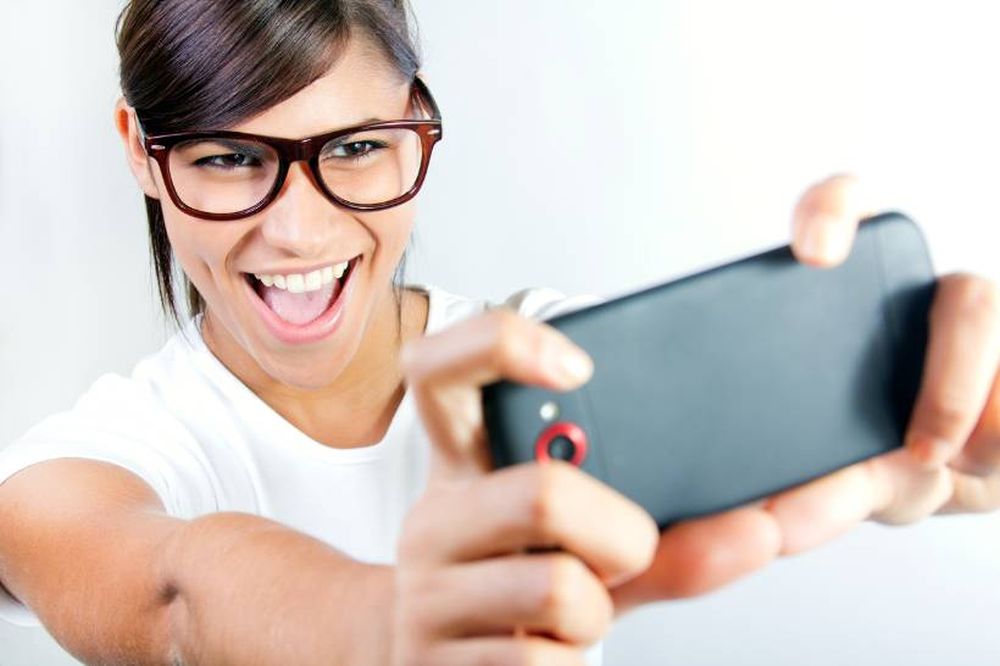Mujer con celular en las manos