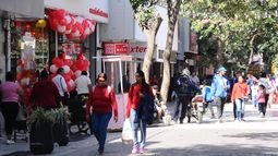 Compras. La gente busca precios y se queda con las mejores opciones; en algunos casos no son juguetes.