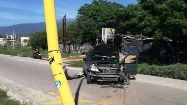 Perdió el control y chocó contra un poste de luz