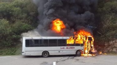 Daños totales en un colectivo incendiado