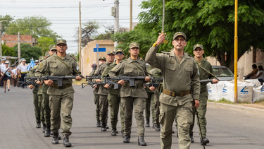 Efectivos policiales desfilaron frente a autoridades y público durante la conmemoración