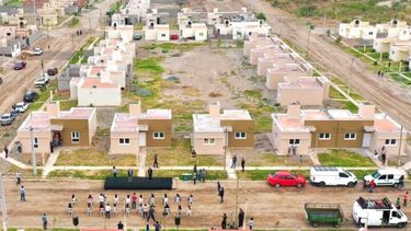 Entregan más viviendas para solteras y solteros