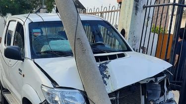choco contra un poste del tendido electrico