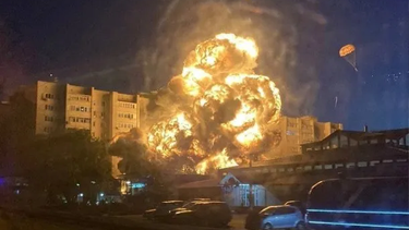 Un avión militar se estrelló en un edificio de viviendas