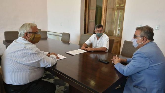 Jalil entregó el Polo Avícola a Carletta
