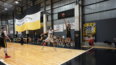 Montmartre ganó y forzó un cuarto partido