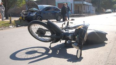 Colisión entre moto y un auto en la zona sur