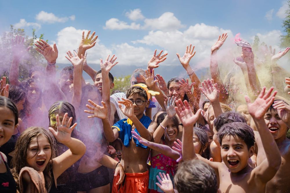Colorido. Cientos de niños se divirtieron en la sede de UTHGRA.