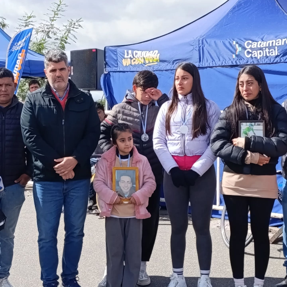 Homenaje a Rodrigo “Potro” Silva con reconocimiento que recibieron familiares