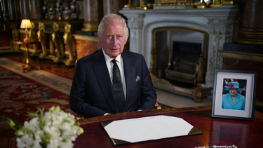 En su primer discurso, Carlos III se compromete a servir de por vida