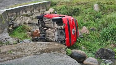 Caída. El accidente ocurrió en el ingreso a Balcozna. Ambos ocupantes tienen domicilio en la Capital.
