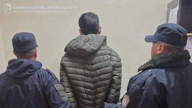 Traslado. El acusado fue retirado de la Comisaría de Recreo bajo custodia policial.