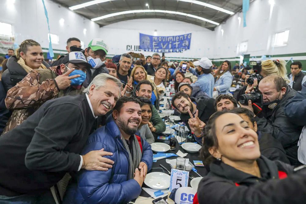 Respaldos. El presidente compartió locro con el Movimiento Evita, de Emilio Pérsico.