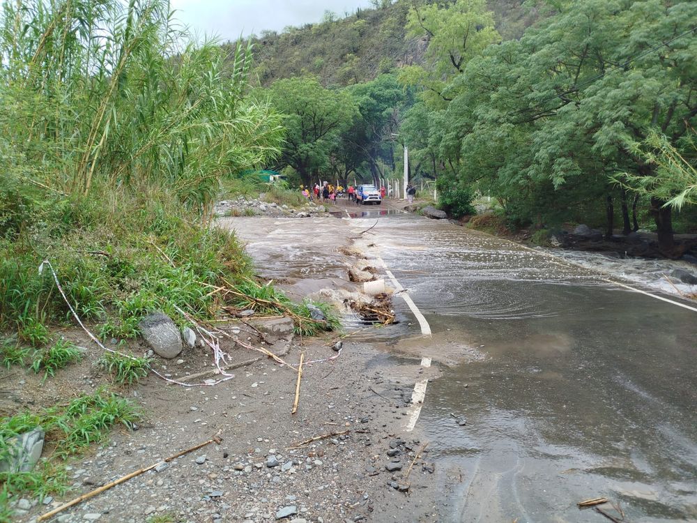 Estadía complicada. ayer abrieron escuelas, clubes para contener a los fieles que acampaban al aire libre.