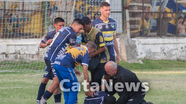 Lesión. Pereyra disputó un balón y terminó gravemente lastimado.&nbsp;
