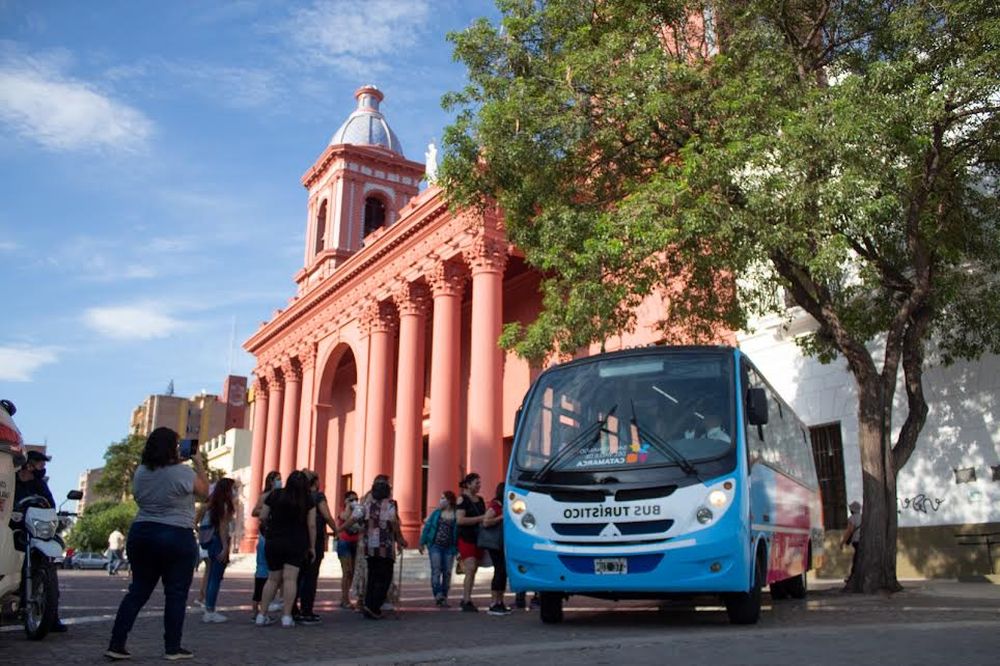 Bus turistíco en la Plaza 25 de Mayo