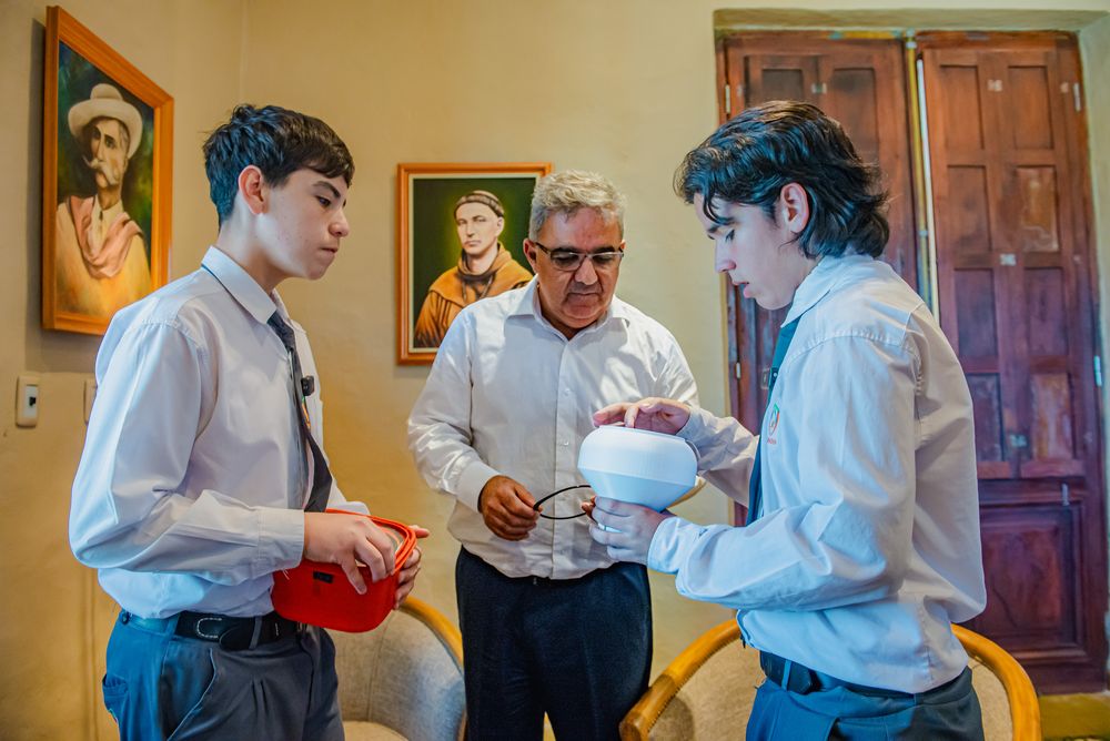 Estudiantes catamarqueños viajan a la Feria Nacional de Ciencias con innovador proyecto de alarma para pileta.JPG