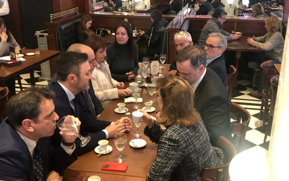Guillermo Francos encabezó un desayuno junto al Gabinete en un bar porteño