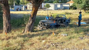 Terrible. El rodado en el que se trasladaban los tres ocupantes refleja la violencia del accidente.