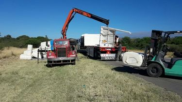 Padre e hijo camioneros volcaron sus acoplados sobre la Circunvalación