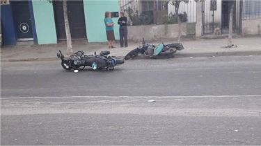 Una mujer y un joven resultaron lesionados en un choque de motos