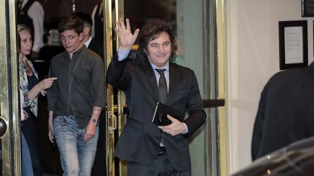 Javier Milei saliendo del Hotel Libertador