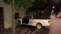 Automovilista se estrelló contra la pared de una vivienda