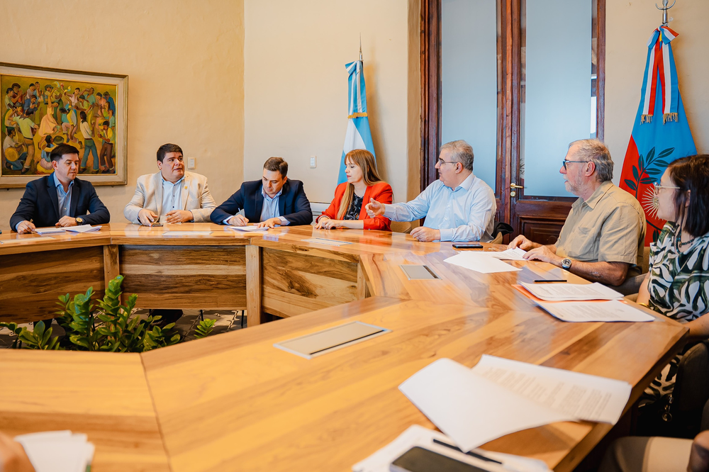 El gobernador Jalil encabezó la reunión con legisladores, intendentes y empresarios para definir los detalles del proyecto.