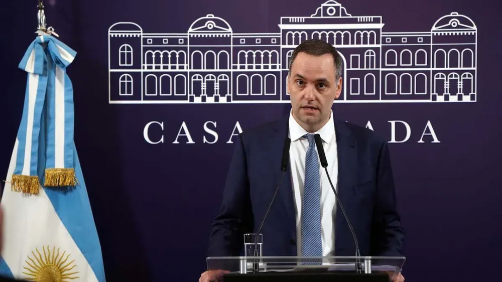 Afirman que otras dos personas le prestaron US$100 mil a Adorni para una compra inmobiliaria