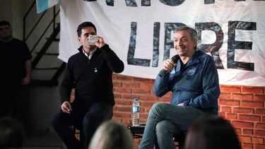 El heredero. Máximo Kirchner y el intendente de Carmen de Areco, Iván Villagrán, que le elogia la genética.