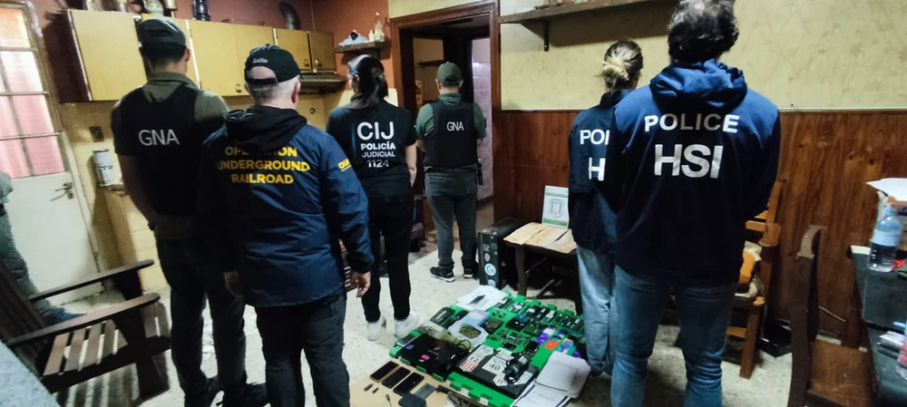Detuvieron a un hombre por publicar y distribuir imágenes de abuso sexual infantil