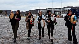 Poncho con coplas, vidalas y tonadas catamarqueñas
