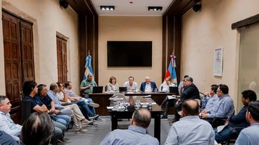 Diálogo. Natella, Dusso, Soria y Verón recibieron a un nuevo grupo de intendentes, en alerta por la crisis.