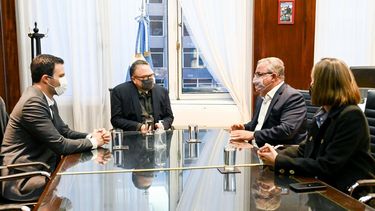 el gobernador jalil y el ministro alvarez se reunieron con el ceo de nike