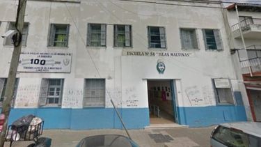 Detuvieron a una joven acusada de apuñalar a otra en una escuela de Lanús
