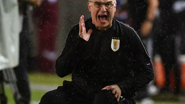 bielsa quedo en una situacion limite por los cuestionamientos de sus jugadores